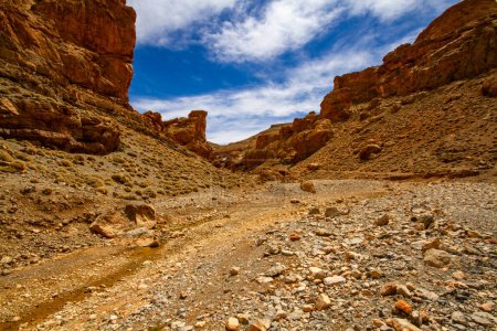 Foto de Pendientes rocosas rojas de la garganta de Todgha en las montañas del Alto Atlas. Uno de los lugares más bellos de Marruecos. Garganta de Todra, Marruecos, África - Imagen libre de derechos