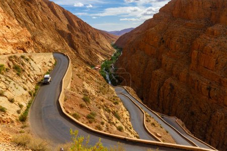 Foto de Autopista 704. Un cambio espectacular, camino entre la montaña. Garganta de Dades, Montañas Atlas, Marruecos, África - Imagen libre de derechos