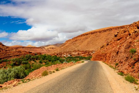 Foto de Un camino pintoresco entre montañas. Garganta de Dades, Montañas Atlas, Marruecos, África - Imagen libre de derechos