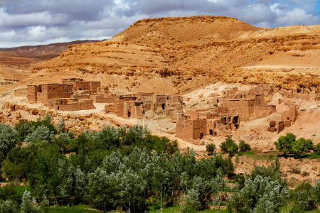 Téléchargez les photos : Un village marocain traditionnel typique dans les montagnes. Gorge du Dades, Atlas, Maroc, Afrique - en image libre de droit
