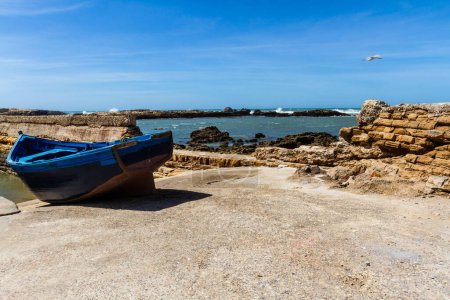 Téléchargez les photos : Bateau de pêche en bois sur le front de mer du vieux port. Essaouira, Maroc, Afrique - en image libre de droit