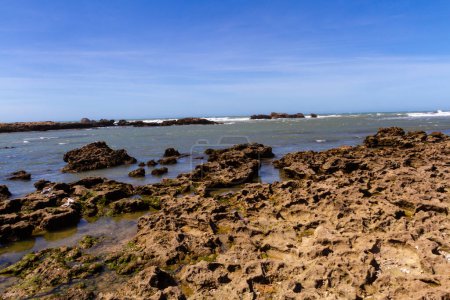 Foto de La hostil costa rocosa del Océano Atlántico. Essaouira, Marruecos, África - Imagen libre de derechos