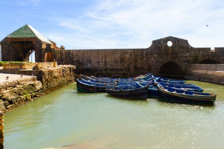 Téléchargez les photos : Bateaux de pêche en bois amarrés dans le vieux petit port du fort d'Essaouira. Maroc, Afrique - en image libre de droit