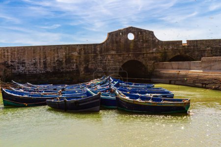 Téléchargez les photos : Bateaux de pêche en bois amarrés dans le vieux petit port du fort d'Essaouira. Maroc, Afrique - en image libre de droit