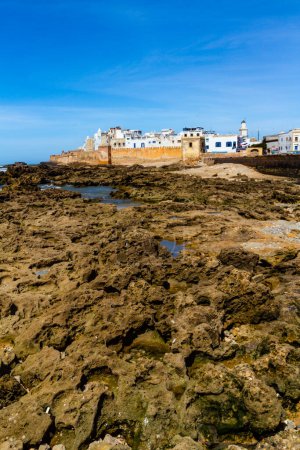Téléchargez les photos : La côte atlantique rocheuse et les murs fortifiés de la ville côtière d'Essaouira. Maroc, Afrique - en image libre de droit