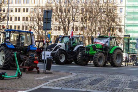 Téléchargez les photos : Manifestation des fermiers. Katowice, Silésie, Pologne, 20 mars 2024. Les agriculteurs polonais bloquent les rues près du bureau provincial. - en image libre de droit