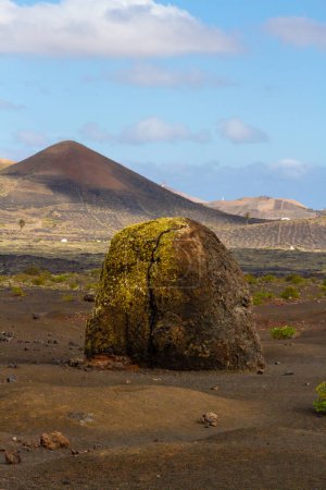 Sendero Haking alrededor de Montana Colorada. Enorme bomba volcánica. Isla de Lanzarote, Islas Canarias, España, Europa