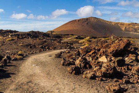 Téléchargez les photos : Sentier autour du Montana Colorada. Le chemin entre le champ de lave. île de Lanzarote, îles Canaries, Espagne, Europe - en image libre de droit