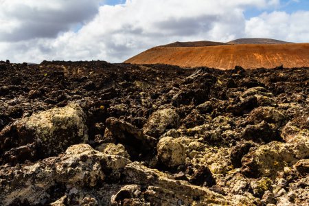 Sendero a Caldera Blanca. "Mar de Lavas" (Mar de Lavas), estéril y pedregoso enorme campo de lava. Parque Natural Los Volcanes, Lanzarote, Islas Canarias, España