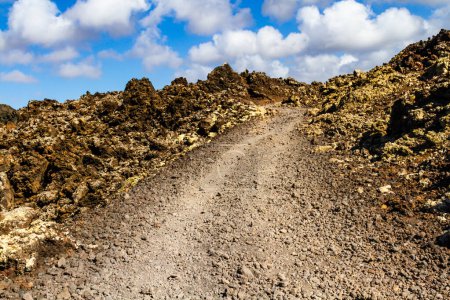 Sentier de randonnée à Caldera Blanca. Le chemin entre la "Mer de Lavas". Parc Naturel de Los Volcanes, Lanzarote, Îles Canaries, Espagne, 