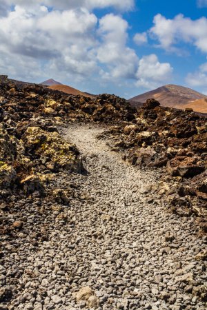 Sentier de randonnée à Caldera Blanca. Le chemin entre la "Mer de Lavas". Parc Naturel de Los Volcanes, Lanzarote, Îles Canaries, Espagne, 