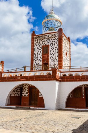 Das schöne Leuchtturmgebäude von Punta La Entallada (Faro de La Entallada oder Punta Lantailla). Fuerteventura, Kanarische Inseln, Spanien