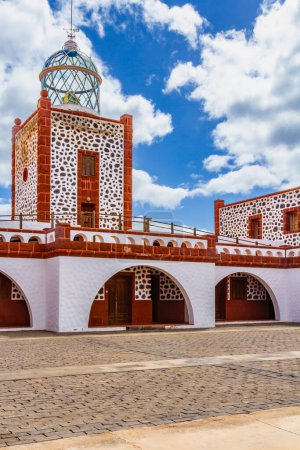 Das schöne Leuchtturmgebäude von Punta La Entallada (Faro de La Entallada oder Punta Lantailla). Fuerteventura, Kanarische Inseln, Spanien