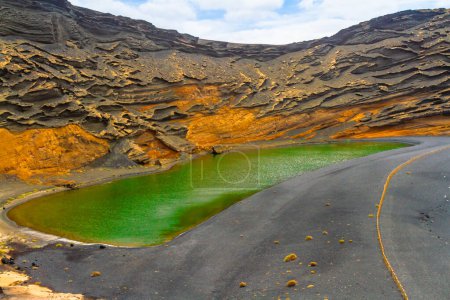Téléchargez les photos : Charco de los Clicos ou Lago de los Clicos. Un magnifique lac vert à l'intérieur du volcan El Golfo. Lanzarote, Îles Canaries, Espagne - en image libre de droit