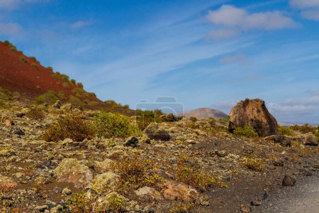 Sentier de merlu autour du Montana Colorada. Une énorme bombe volcanique. île de Lanzarote, îles Canaries, Espagne, Europe