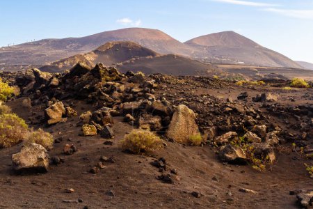 Sentier de merlu autour du Montana Colorada. "Malpais" - champ stérile et pierreux de lave Colorada volcan. Lanzarote, Îles Canaries, Espagne