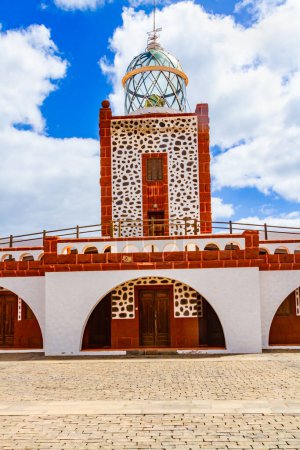 El hermoso edificio del faro de Punta La Entallada (Faro de La Entallada o Punta Lantailla). Fuerteventura, Islas Canarias, España