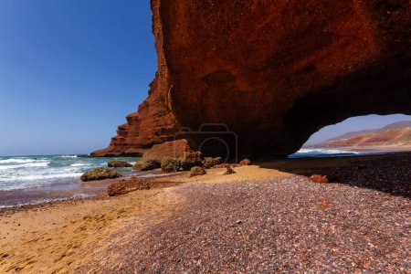 Spektakulärer natürlicher roter Bogen an der Atlantikküste. Der Strand von Legzira (oder Lagzira oder Gzira). Sidi Ifni, Marokko, Afrika