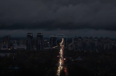 Foto de KYIV, UCRANIA - 03 / 11 / 2022: Apagón en la capital ucraniana Kiev. Las calles capitales sin alumbrado público. Solo las luces de los coches que pasan son visibles. - Imagen libre de derechos