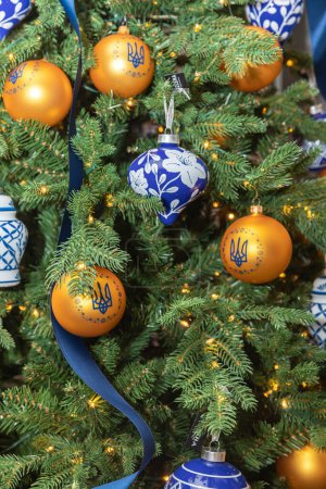 Téléchargez les photos : KYIV, UKRAINE - 17 décembre 2022 : L'arbre de Noël sur la place Sofiyivska à Kiev est décoré de 1000 boules bleues et jaunes - en image libre de droit