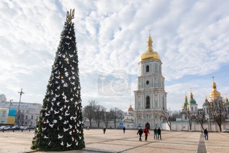 Téléchargez les photos : KYIV, UKRAINE - 22 décembre 2022 : Le sapin de Noël principal du pays sur la place Sofiyivska à Kiev - en image libre de droit