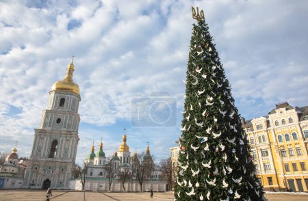 Téléchargez les photos : KYIV, UKRAINE - 22 décembre 2022 : Le sapin de Noël principal du pays sur la place Sofiyivska à Kiev - en image libre de droit