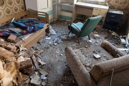 Téléchargez les photos : KYIV, UKRAINE - Jan. 03, 2023: War in Ukraine. Room of a residential building destroyed by a rocket attack - en image libre de droit