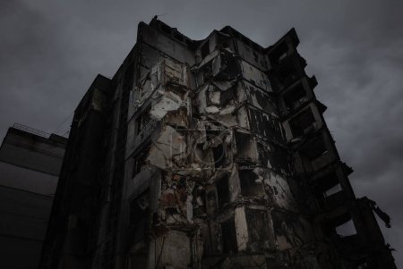 Foto de Scars of war. Destroyed houses in Borodyanka, Kyiv Region, as a result of a rocket attack by Russian invaders. - Imagen libre de derechos