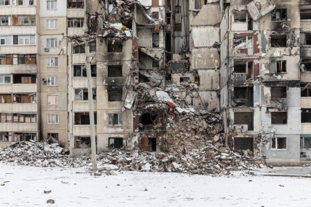 Foto de KHARKIV, UCRANIA - Mar. 02, 2023: Las cicatrices de la guerra en Ucrania. Edificio de apartamentos destruido. Tras un ataque con cohetes, la captura del impacto devastador de la guerra en el norte de Saltivka, Kharkiv. - Imagen libre de derechos