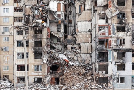 Téléchargez les photos : KHARKIV, UKRAINE - Mar. 02, 2023: The scars of war in Ukraine. Destroyed apartment building. Aftermath of a rocket attack, capturing the devastating impact of war in North Saltivka, Kharkiv. - en image libre de droit