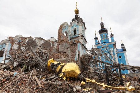 Cicatrices de guerra. Las trágicas secuelas de la violencia y la agresión, como una iglesia se encuentra en ruinas de los horrores de la guerra en Bogorodichne Donetsk reg., una víctima de la acción militar rusa contra Ucrania. 