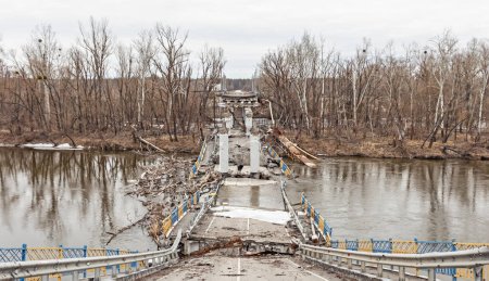 Foto de Los restos de un puente destruido en Bogorodichne. Donetsk reg. El pueblo fue devastado por las fuerzas rusas. - Imagen libre de derechos