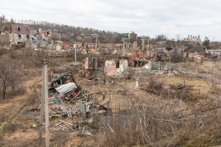 Téléchargez les photos : Un village autrefois prospère réduit en ruines : l'impact dévastateur de la guerre russe contre l'Ukraine sur Bogorodichne, région de Donetsk. - en image libre de droit