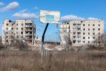 Foto de La ciudad en ruinas de Izyum, región de Kharkiv en Ucrania. Destruyó casas como resultado de misiles y artillería bombardeados por el ejército fascista ruso. - Imagen libre de derechos