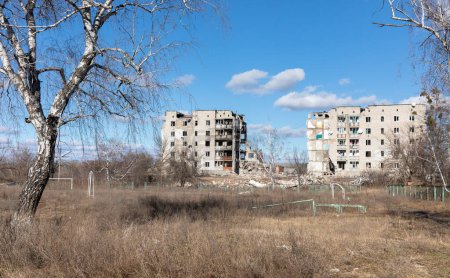 Foto de La ciudad en ruinas de Izyum, región de Kharkiv en Ucrania. Destruyó casas como resultado de misiles y artillería bombardeados por el ejército fascista ruso. - Imagen libre de derechos