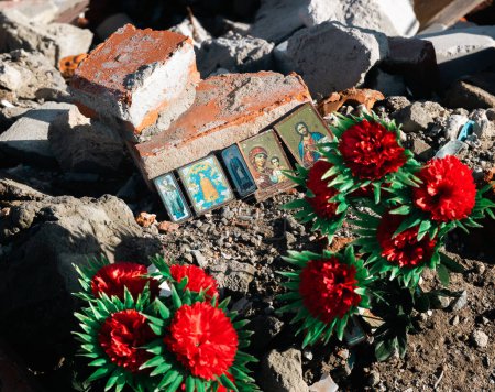 Téléchargez les photos : Des icônes et des fleurs artificielles en mémoire des morts de la ville. Sites commémoratifs de citoyens locaux tués par des tirs de missiles et d'artillerie par l'armée fasciste russe à Izyum, Kharkiv reg. - en image libre de droit