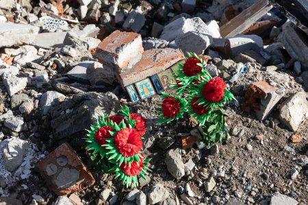 Téléchargez les photos : Des icônes et des fleurs artificielles en mémoire des morts de la ville. Sites commémoratifs de citoyens locaux tués par des tirs de missiles et d'artillerie par l'armée fasciste russe à Izyum, Kharkiv reg. - en image libre de droit