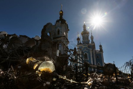Téléchargez les photos : Dôme se trouve à côté de la ruiné L'Ermitage vierge de la Lavra Sviatohirskaya de l'UOC du Patriarcat de Moscou dans le village désoccupé de Bohorodychne, région de Donetsk, Ukraine - en image libre de droit