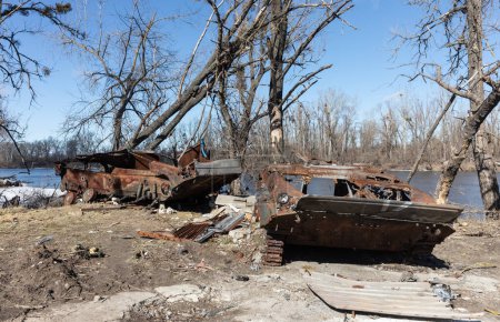 Téléchargez les photos : Des équipements militaires ennemis ramassés et détruits sur la rive de la rivière à Bogorodichne, région de Donetsk, Ukraine - en image libre de droit