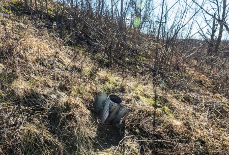 Téléchargez les photos : Un missile non explosé propulsé par fusée sort du sol dans le village de Bogorodichne, région de Donetsk, Ukraine - en image libre de droit