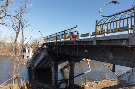 Téléchargez les photos : Pont sur la rivière près de Bogorodichne détruit par explosion. Région de Donetsk, Ukraine - en image libre de droit