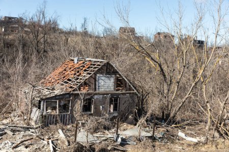 Téléchargez les photos : Le village de Bogorodichne à Donetsk reg, Ukraine en ruines après l'occupation par les troupes russes - en image libre de droit