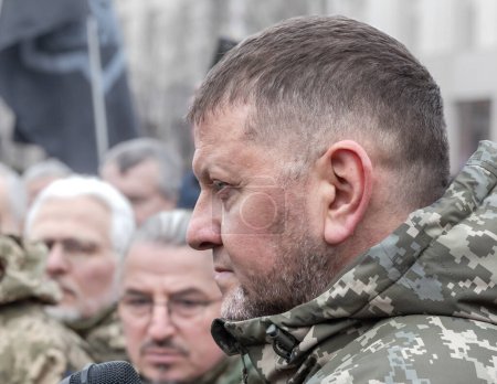Foto de KYIV, UCRANIA - Mar. 10, 2023: General de las Fuerzas Armadas de Ucrania Valerii Zaluzhnyi dice palabras de despedida en el ataúd que contiene el cuerpo del héroe de Ucrania Dmytro Kotsiubailo, conocido como Da Vinci - Imagen libre de derechos