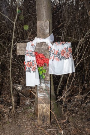 Téléchargez les photos : Croix dans le parc Lilas de la ville de Kherson en mémoire des combattants de la défense territoriale morts dans une bataille inégale avec l'armée d'occupation de la Fédération de Russie - en image libre de droit