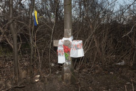 Téléchargez les photos : Croix dans le parc Lilas de la ville de Kherson en mémoire des combattants de la défense territoriale morts dans une bataille inégale avec l'armée d'occupation de la Fédération de Russie - en image libre de droit
