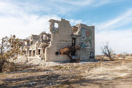 Foto de Una vista de la escuela en Kherson reg, completamente destruida por el ejército invasor ruso - Imagen libre de derechos