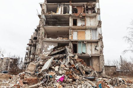 Téléchargez les photos : Vue d'un immeuble détruit dans une explosion causée par des tirs de roquettes à Izyum, Kharkiv reg. Ukraine - en image libre de droit