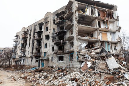 Vue d'un immeuble détruit dans une explosion causée par des tirs de roquettes à Izyum, Kharkiv reg. Ukraine