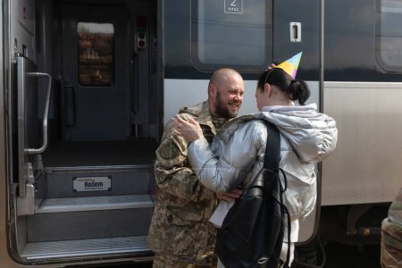Foto de KRAMATORSK, UCRANIA - Abril. 04, 2023: Estación de tren en Kramatorsk ya se ha convertido en un lugar de encuentro permanente para los soldados ucranianos y sus seres queridos. - Imagen libre de derechos