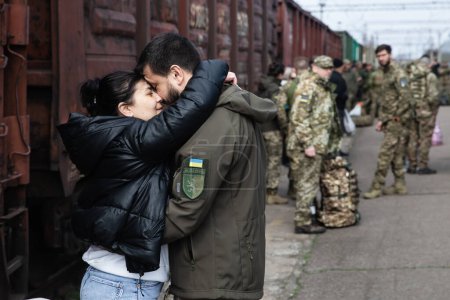 Foto de KRAMATORSK, UCRANIA - Abril. 04, 2023: Estación de tren en Kramatorsk ya se ha convertido en un lugar de encuentro permanente para los soldados ucranianos y sus seres queridos. - Imagen libre de derechos
